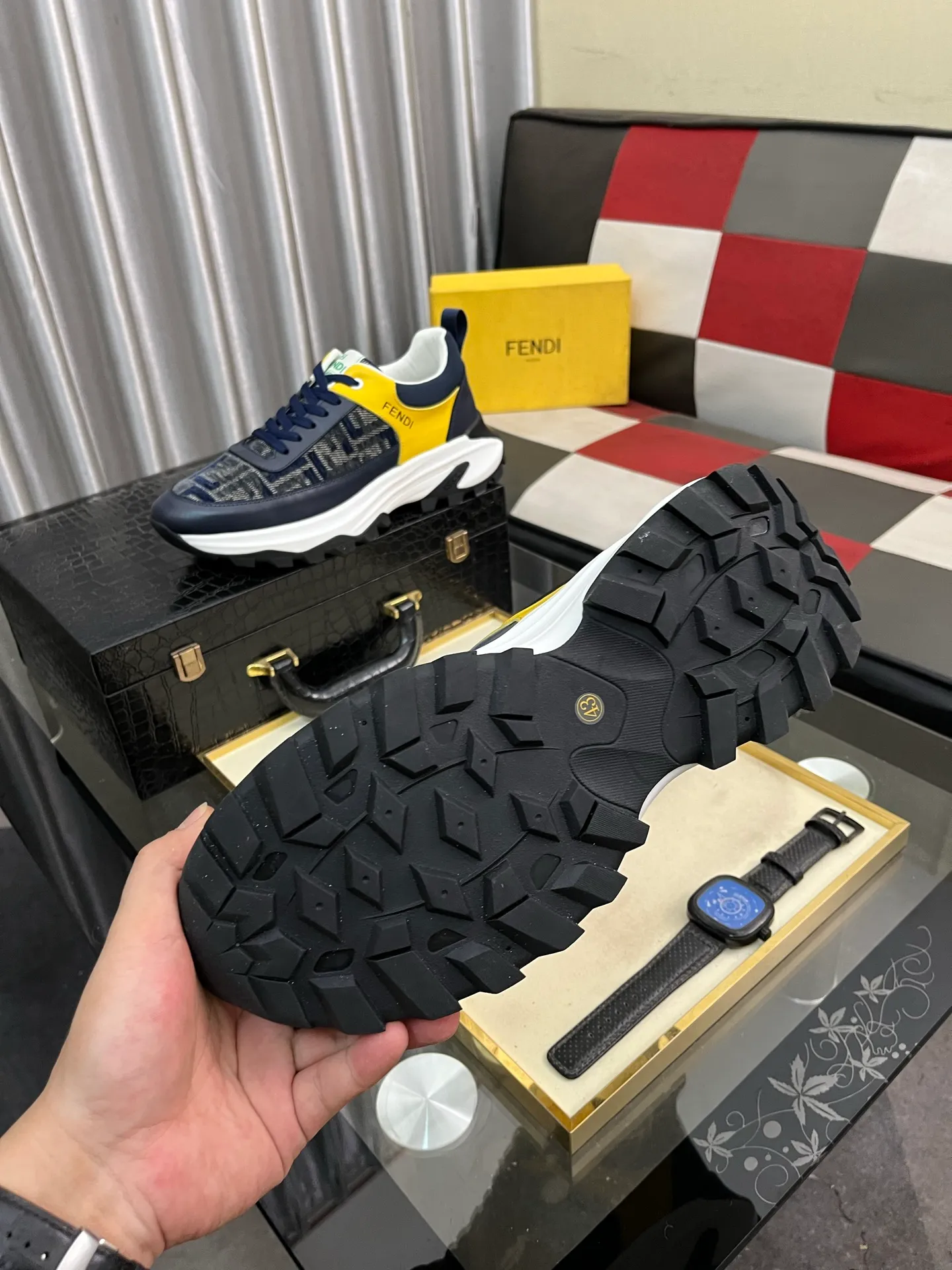 Men's Men's Shoes💰458⌚️⌚️[FENDI] Fendi's classic and comfortable men's, this complex sneaker is made of soft calfskin➕genuine leather lining➕original ultra-light rubber material with rough outsole. This unique light style is suitable for the casual and refined sensibility of this season. It is comfortable and natural on the feet. It is an everyday style for casual travel in autumn and winter! 38−443️⃣colors available